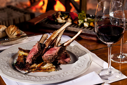 Imagen de una carne y una copa de vino