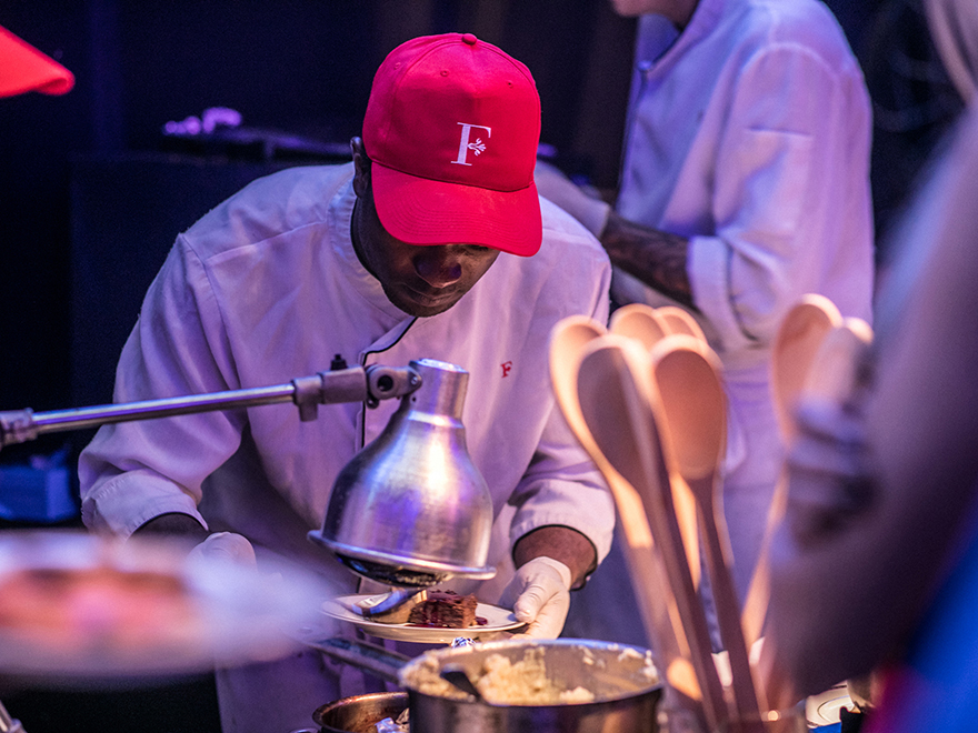 Un cocinero preparando un plato