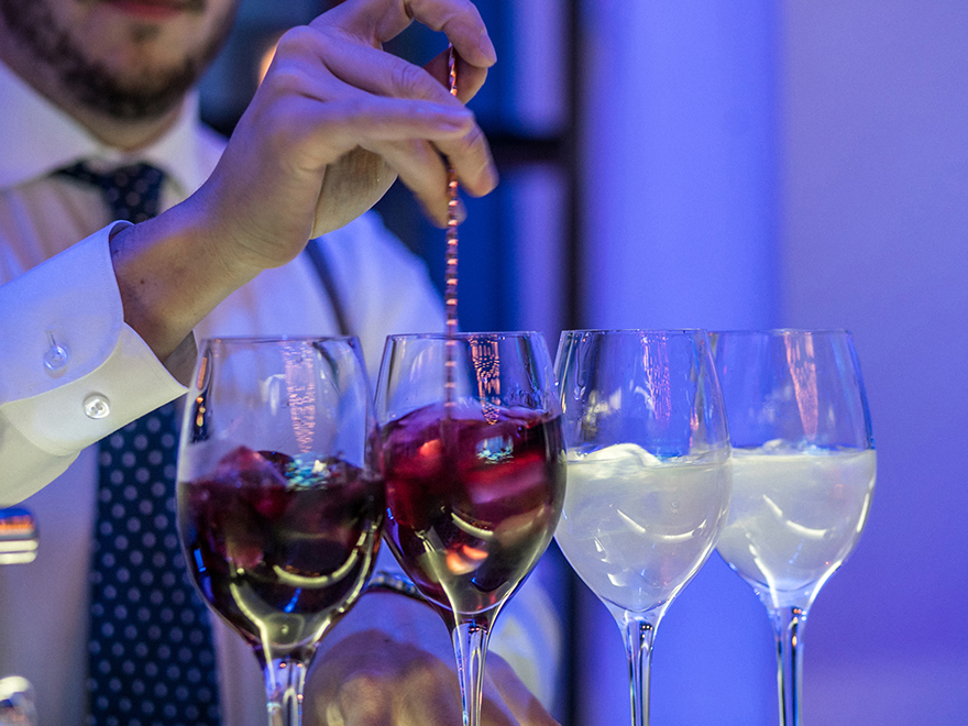 Un barman preparando un trago