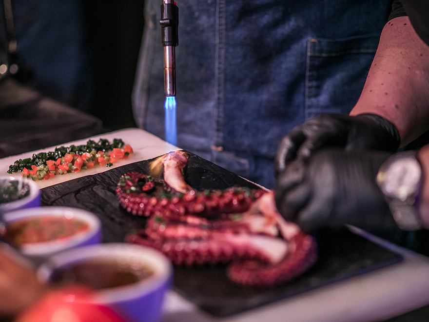 Un cocinero preparando un plato